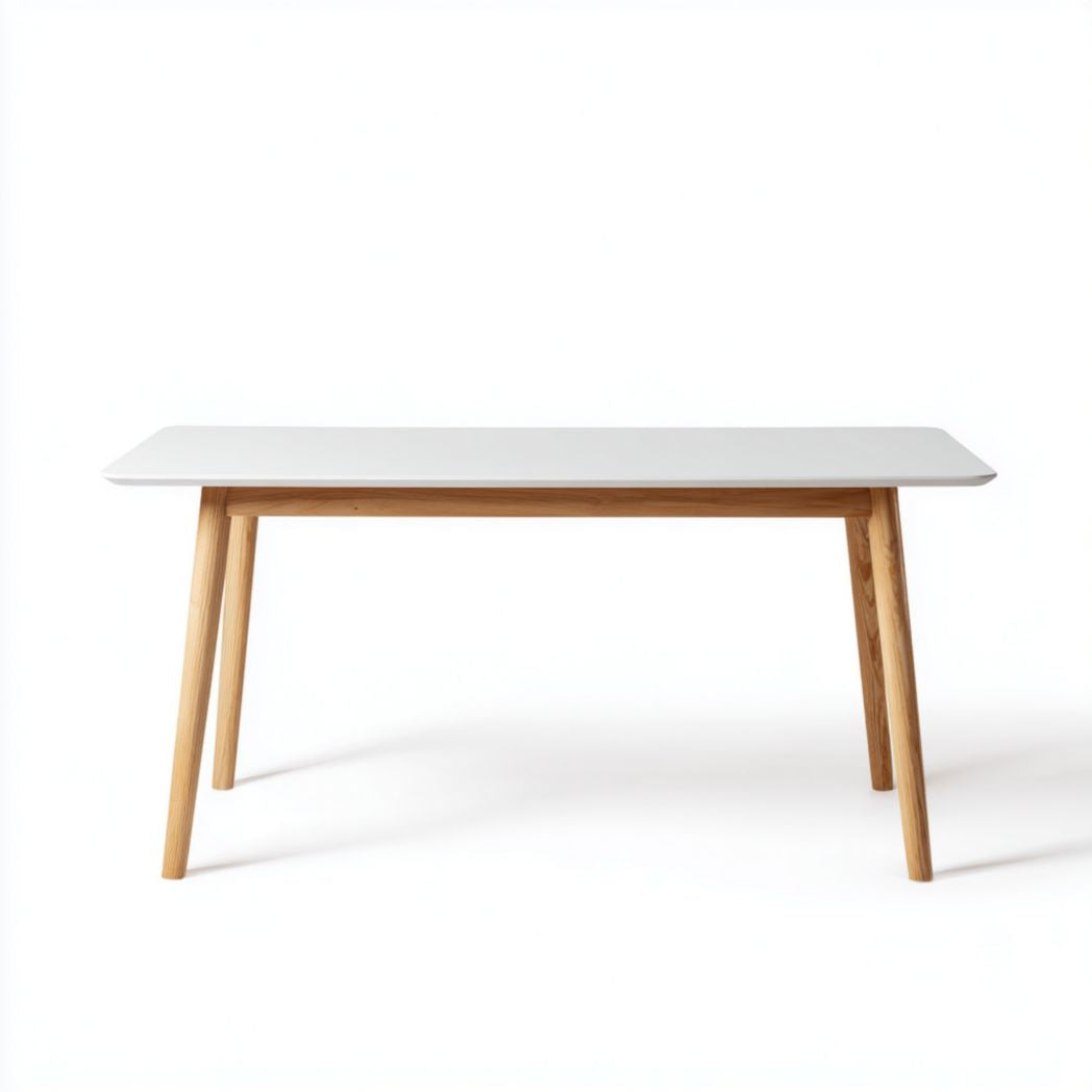 Tavolo da pranzo con piano bianco e gambe in legno chiaro