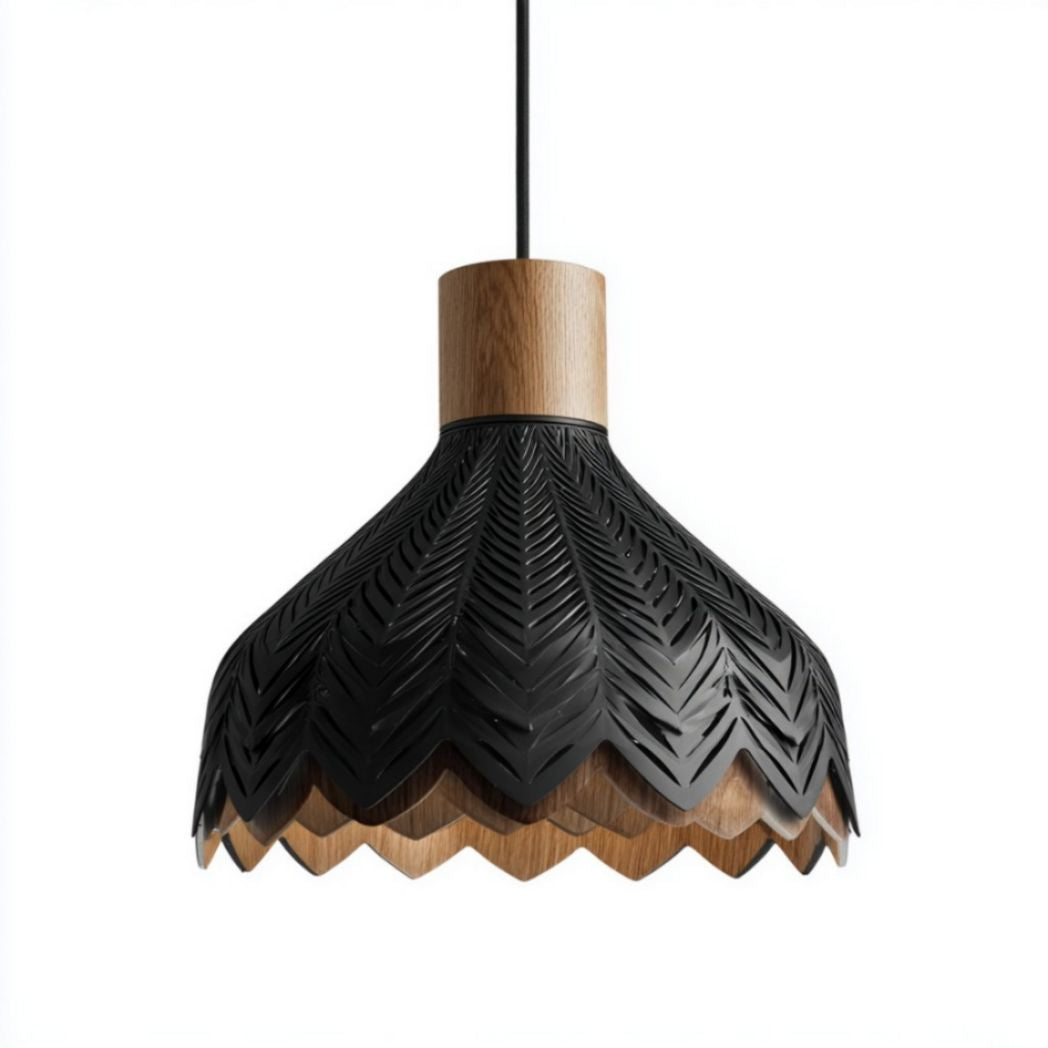 Lampada a sospensione con paralume intagliato in metallo nero e inserti in legno di rovere
